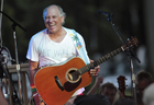 Jimmy Buffett se produit dans le restaurant de sa sœur à Gulf Shores, en Alabama, le 30 juin 2010. 