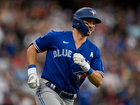 Spencer Horwitz des Blue Jays de Toronto dirige les bases après avoir réussi un home run en solo en quatrième manche contre les Rockies du Colorado au Coors Field le 3 septembre 2023 à Denver, Colorado.