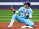 Le favori des Blue Jays, Cavan Biggio, célèbre un doublé en deuxième manche contre les Nationals au Rogers Centre de Toronto, le mercredi 30 août 2023.