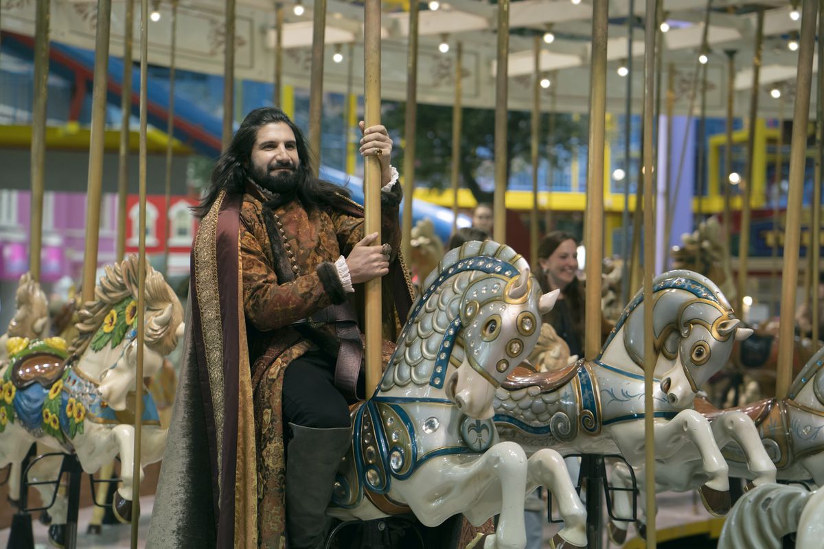 Nandor l'Implacable monte un manège dans What We Do in the Shadows saison 5