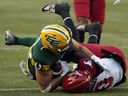 L'arrière Tanner Green (27) des Elks d'Edmonton marque un touché contre Kobe Williams (0) des Stampeders de Calgary au stade du Commonwealth sur cette photo d'archive du 10 septembre 2022.