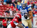 Brady Oliveira des Blue Bombers de Winnipeg court le ballon contre les Stampeders de Calgary lors d'un match de football de la LCF à Calgary le samedi 30 juillet 2022. 