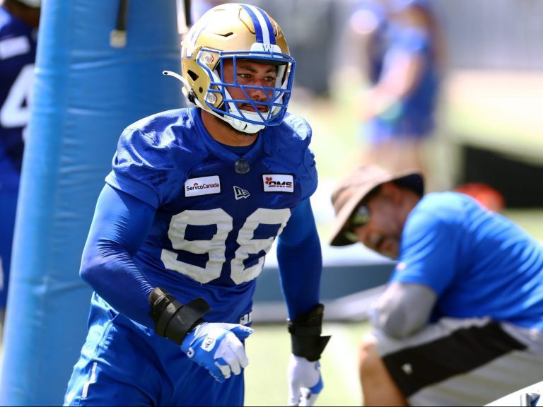 Anthony Bennett des Blue Bombers passe des tribunes au gazon pour la Classique de la Fête du Travail