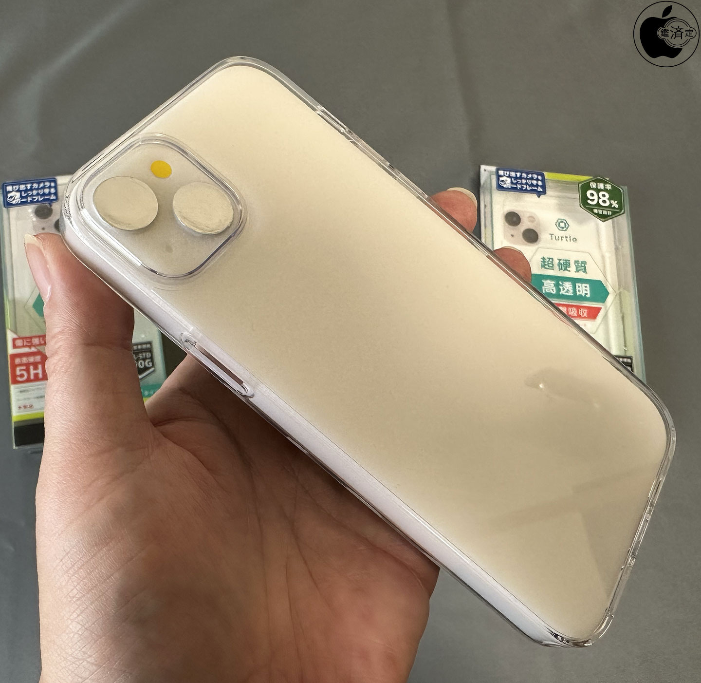 Modèle factice de l'iPhone 15 Plus dans une coque iPhone 14 Plus