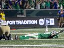 Action lors de la Classique de la Fête du Travail entre les Roughriders de la Saskatchewan et les Blue Bombers de Winnipeg.