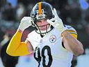 TJ Watt #90 des Steelers de Pittsburgh salue les fans lors des échauffements d'avant-match avant le match contre les Bengals de Cincinnati au stade Paul Brown le 28 novembre 2021 à Cincinnati, Ohio. 