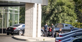 La police d'Ottawa est sur place le dimanche 3 septembre, au lendemain de la mort de deux personnes et de six autres blessées dans le stationnement du Centre des congrès Infinity.  Les invités du mariage sont retournés sur les lieux pour récupérer leurs véhicules, dont une voiture qui a été remorquée depuis l'entrée principale.  Ashley Fraser/Postmédias