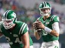 Le quart-arrière des Roughriders de la Saskatchewan, Jake Dolegala (9), lors du match de football classique de la Fête du Travail de la LCF au stade Mosaic à Regina, en Saskatchewan, le 5 septembre 2023.