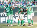 Le demi défensif des Roughriders de la Saskatchewan Nic Marshall (3) célèbre avec ses coéquipiers lors du match de football de la Fête du travail de la CFL au Mosaic Stadium de Regina, en Saskatchewan, le 5 septembre 2023.