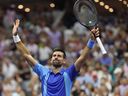 Novak Djokovic, de Serbie, célèbre après avoir battu Borna Gojo, de Croatie, lors de son match du quatrième tour en simple masculin, le septième jour de l'US Open 2023, au centre national de tennis de l'USTA Billie Jean King, le 3 septembre 2023, dans le quartier de Flushing, dans le quartier de New Queens. La ville de York.