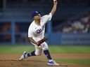 Julio Urias #7 des Dodgers de Los Angeles se lance contre les Braves d'Atlanta lors de la première manche au Dodger Stadium le 1er septembre 2023 à Los Angeles, Californie.