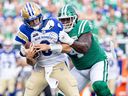 Le quart-arrière des Blue Bombers de Winnipeg Zach Collaros (8) lors du match de football de la Fête du Travail de la CFL au Mosaic Stadium de Regina, en Saskatchewan, le 3 septembre 2021. 