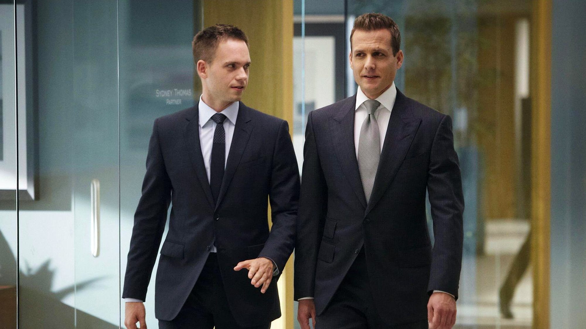 Patrick J. Adams et Gabriel Macht en costumes