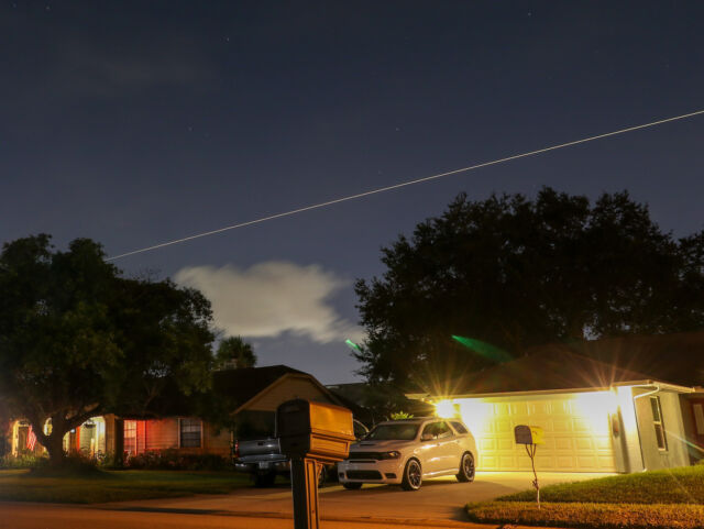 La capsule Crew Dragon de SpaceX survole Orlando, en Floride, en route vers l'amerrissage.