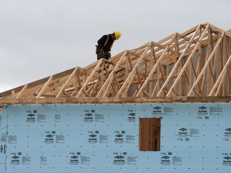 Les nouvelles maisons canadiennes pourraient être trop risquées à assurer en raison des changements climatiques, selon les experts