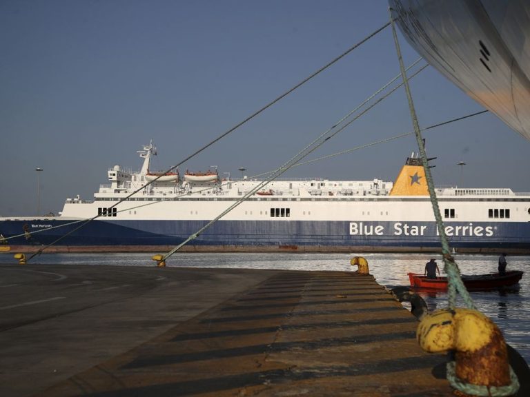 Le capitaine du ferry grec fait face à des accusations d’homicide suite au décès d’un passager en retard poussé à la mer