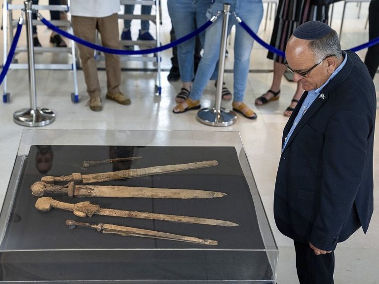 Des épées romaines bien conservées découvertes dans une grotte de la Mer Morte en Israël