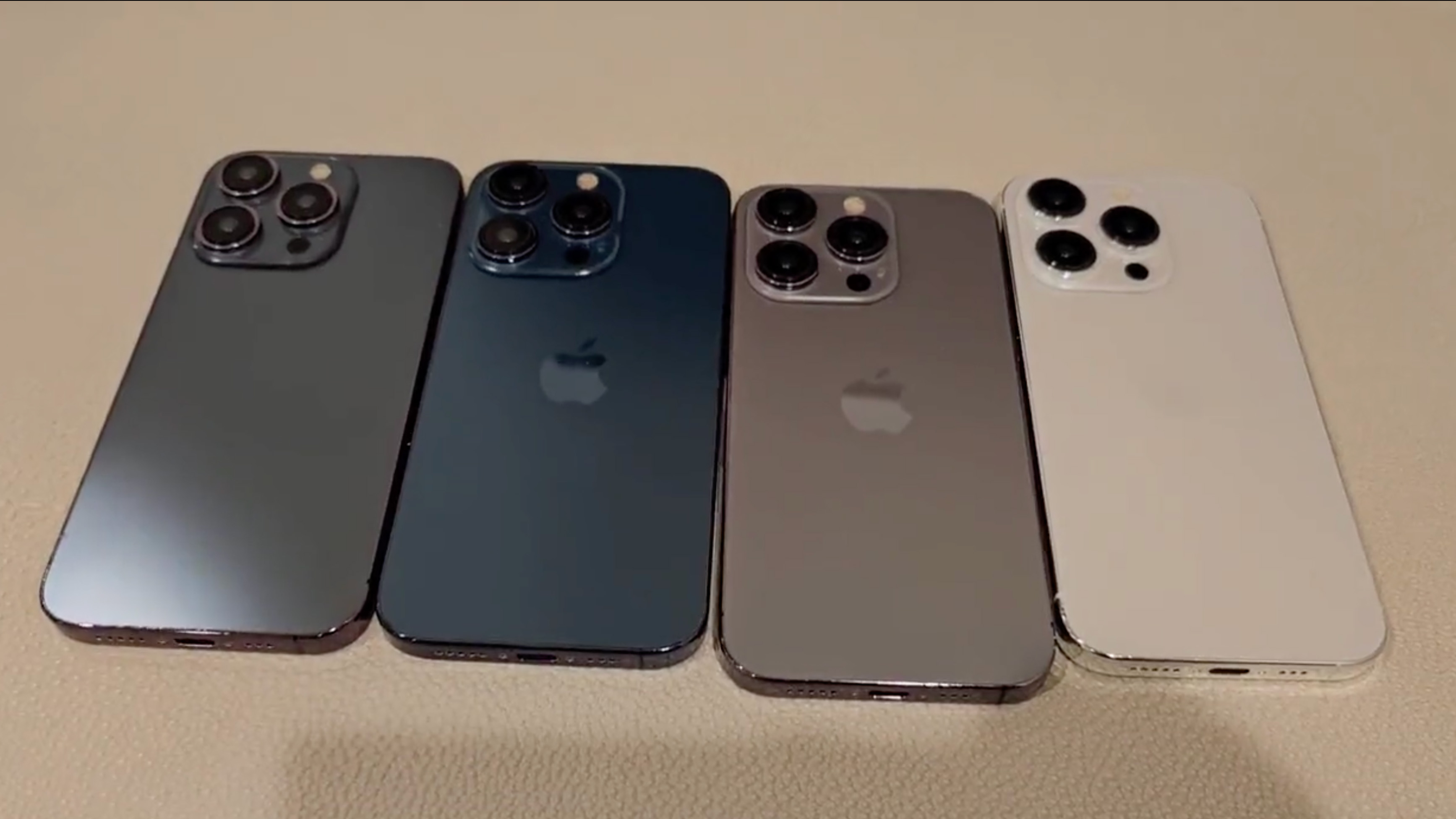 Des mannequins iPhone 15 Pro montrant toutes les couleurs prétendument disponibles