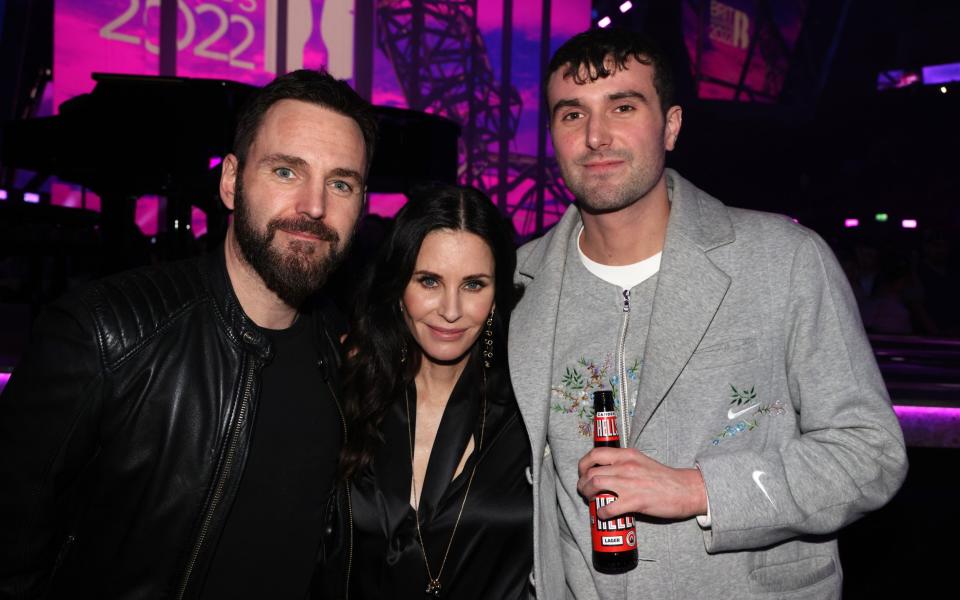 Fred avec Johnny McDaid (à gauche) de Snow Patrol et la star de Friends Courtney Cox aux Brits en 2022