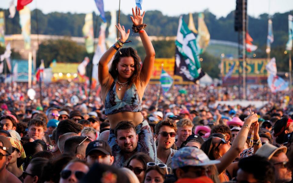 Les foules de Glastonbury se sont déchaînées pour Fred Again lors de sa performance à l'Autre Scène en juin de cette année.