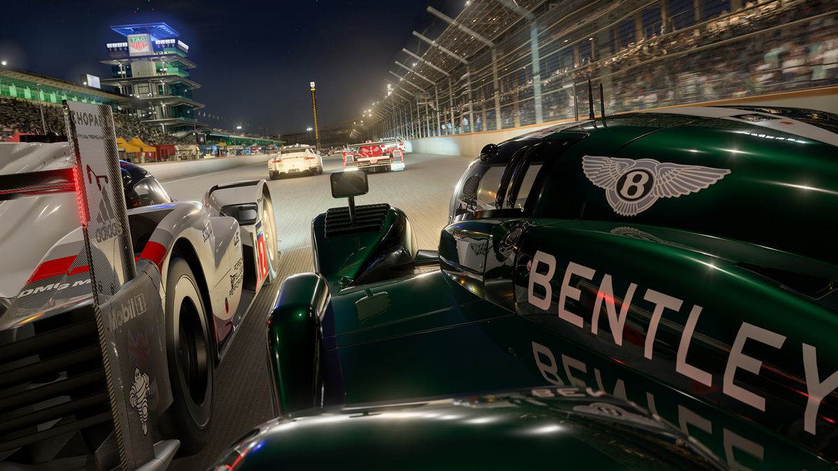 Deux voitures de course du Mans courent de près sur la piste du Mans la nuit