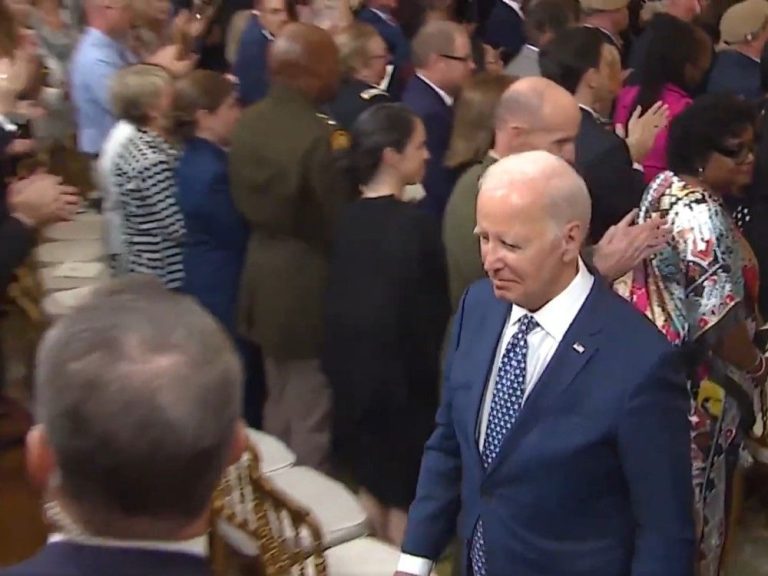 Joe Biden fustigé après avoir quitté la cérémonie de remise des médailles militaires américaines