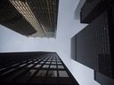 Des tours de bureaux s'élèvent dans le quartier financier de Toronto.  Les experts affirment qu’après le changement majeur dans la culture de travail provoqué par la pandémie, les employeurs dans leur ensemble n’abordent pas le travail hybride d’une manière qui ait du sens pour leurs travailleurs ou pour leurs entreprises.