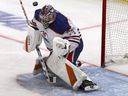 Le gardien des Oilers d'Edmonton, Stuart Skinner, bloque un tir des Kings de Los Angeles.