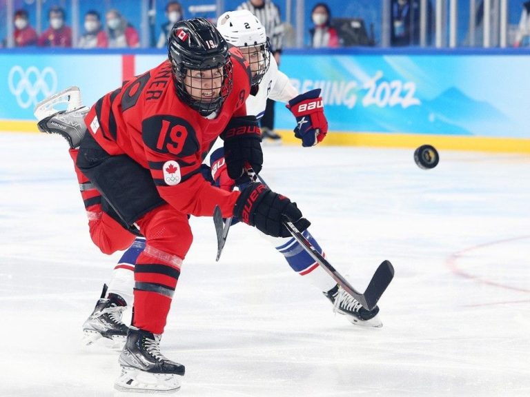 Trois olympiennes canadiennes sont les premières à rejoindre l’équipe de hockey professionnelle féminine à Ottawa