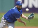 Alek Manoah des Blue Jays de Toronto lance la première manche d'un match de baseball contre les Guardians de Cleveland le jeudi 10 août 2023, à Cleveland.