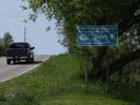 Un panneau marque un point d'entrée dans la réserve agricole Duffins Rouge, qui fait partie de la ceinture de verdure de l'Ontario.