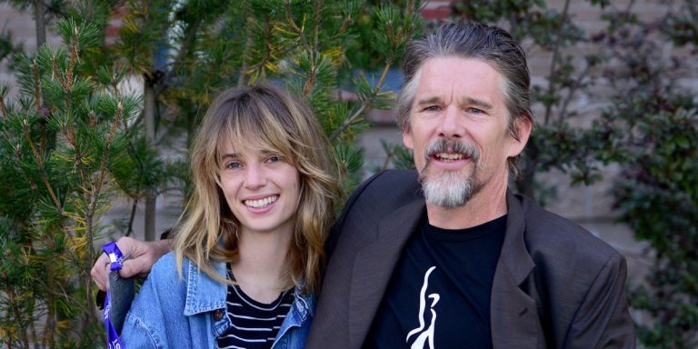 Ethan Hawke était "à l'aise" pour filmer les scènes de sexe de Maya Hawke dans un nouveau film
