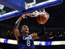 Paolo Banchero, de l'équipe américaine, dunk le ballon lors des quarts de finale de la Coupe du monde de basket-ball FIBA.