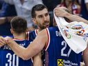 Borisa Simanic (au centre) fête avec ses coéquipiers après avoir marqué lors de la Coupe du Monde de Basketball FIBA.