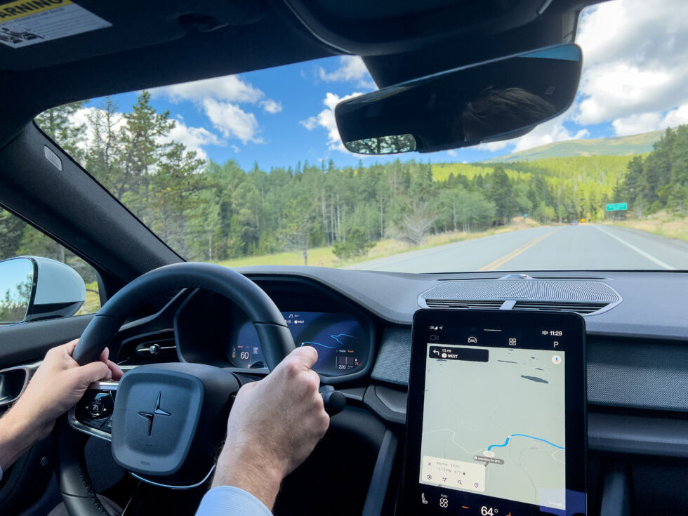 L'intérieur de la Polestar 2 a peu changé, mais ça tombe bien car on l'adorait déjà.  Le système d'infodivertissement Android Automotive comprend Apple CarPlay et Android Auto.