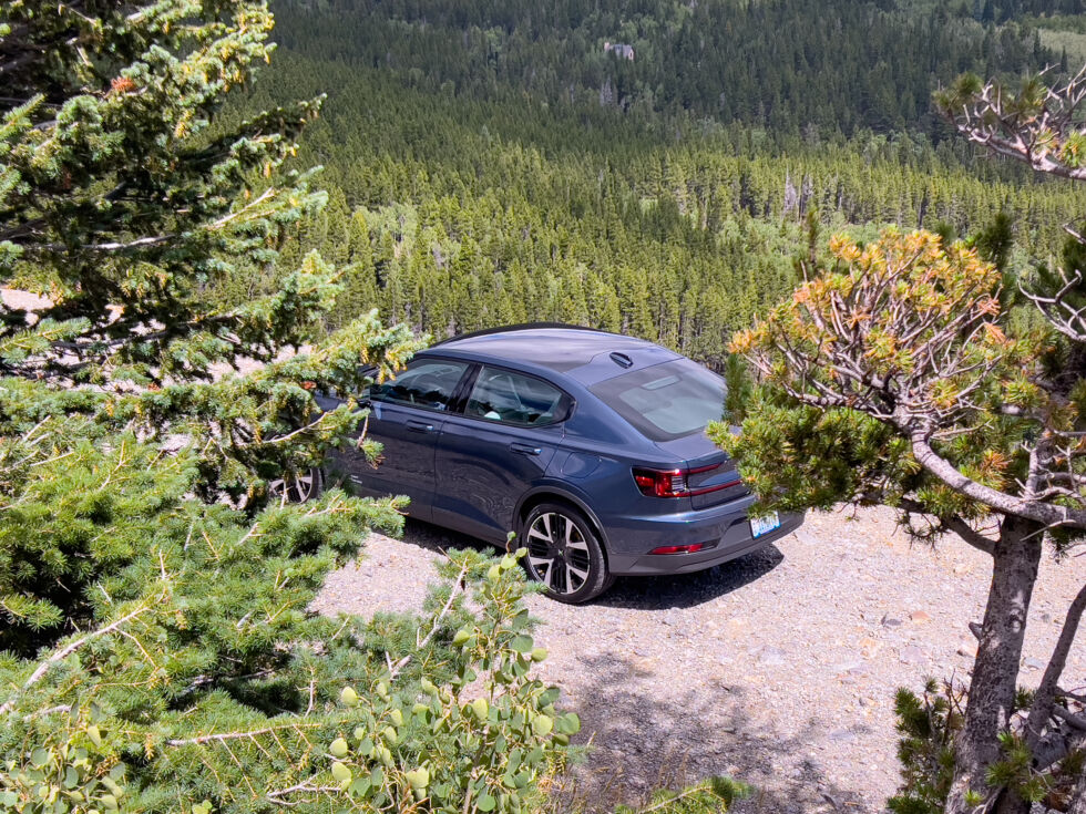 La Polestar 2 à double moteur, plus chère, est plus rapide, mais est-elle une meilleure voiture ?  Je ne suis pas convaincu.