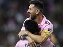 Facundo Farías #11 de l'Inter Miami CF célèbre son but avec Lionel Messi #10 en première mi-temps lors d'un match entre l'Inter Miami CF et le Los Angeles Football Club au BMO Stadium le 3 septembre 2023 à Los Angeles, Californie.