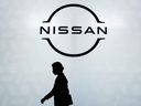 Le logo de Nissan Motor Co. Ltd. est visible lors d'un aperçu presse d'une nouvelle voiture électrique du constructeur automobile au pavillon Nissan à Yokohama, au Japon, le 14 juillet 2020.