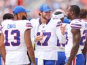 Josh Allen (au centre) des Buffalo Bills rit avec Gabe Davis et Latavius ​​Murray.