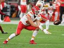 Travis Kelce des Chiefs de Kansas City attrape une passe au cours du premier quart d'un match préparatoire contre les Cardinals de l'Arizona.