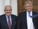 Sur cette photo d'archive prise le 20 novembre 2016, le président élu américain Donald Trump, à droite, rencontre l'ancien maire de New York, Rudy Giuliani, au club-house du Trump National Golf Club à Bedminster, dans le New Jersey.