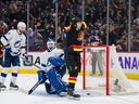 L'ailier des Canucks Andrei Kuzmenko célèbre son but en troisième période – son 18e de la saison – contre le gardien du Lightning de Tampa Bay, Brian Elliott, lors du match de la LNH mercredi soir au Rogers Arena.