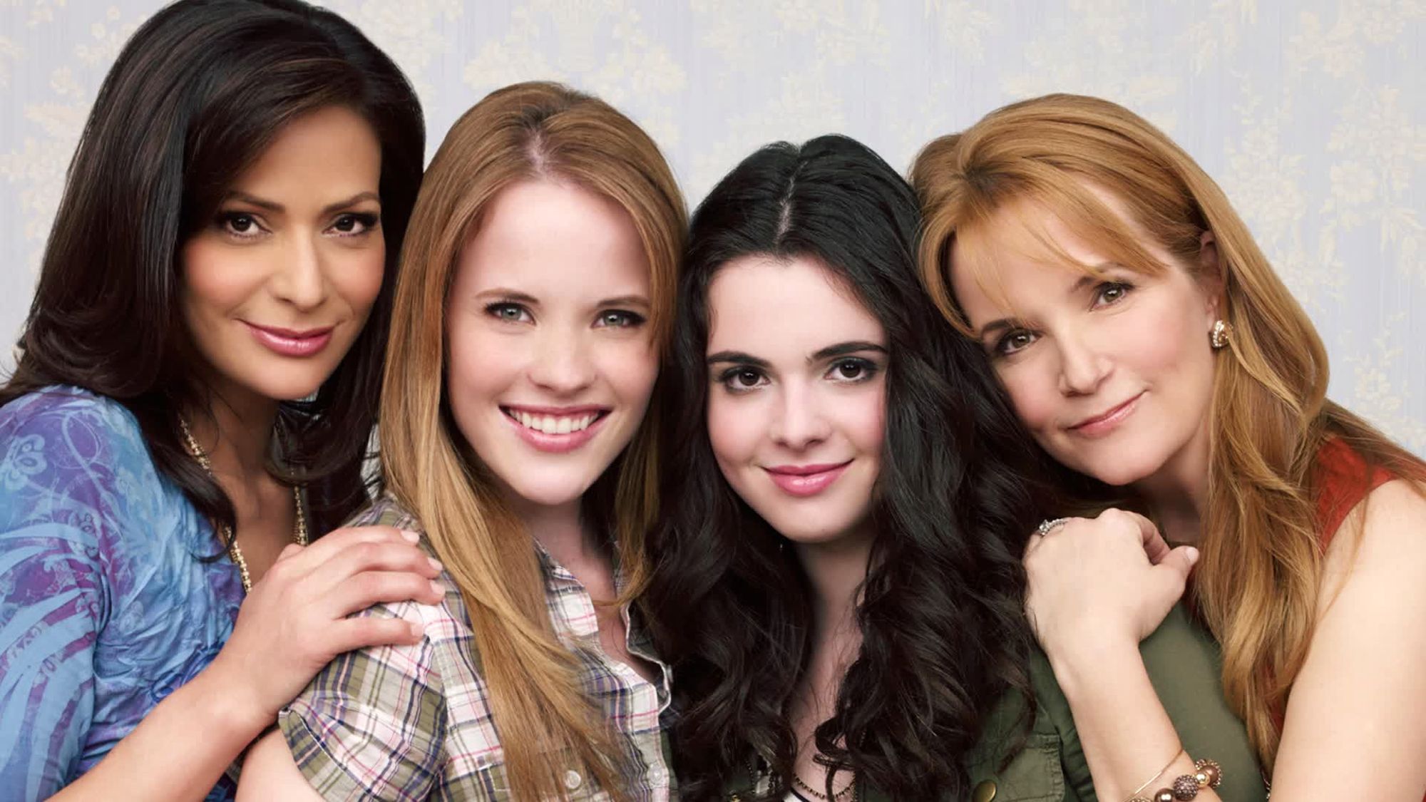 Constance Marie, Katie Leclerc, Vanessa Marano et Lea Thompson dans Switched at Birth