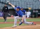 Chris Bassitt #40 des Blue Jays de Toronto lance contre les Oakland Athletics lors de la première manche au RingCentral Coliseum le 5 septembre 2023 à Oakland, en Californie.  (Photo par Ezra Shaw/Getty Images)