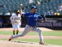 Jose Berrios #17 des Blue Jays de Toronto lance en fin de première manche contre les Oakland Athletics au RingCentral Coliseum le 4 septembre 2023 à Oakland, en Californie.