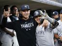 Gleyber Torres des Yankees de New York, à droite, célèbre son home run avec Anthony Rizzo, à gauche, lors de la septième manche d'un match de baseball contre les Tigers de Détroit, le lundi 28 août 2023, à Détroit.