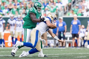 Le quarterback des Blue Bombers de Winnipeg, Zach Collaros, est malmené lors de la Classique de la fête du Travail au stade Mosaic de Regina.  Collaros a également subi un coup de tête de la part de Pete Robertson des Riders.  MICHELLE BERG/RÉSEAU POSTMEDIA