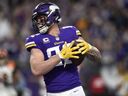 Kyle Rudolph #82 des Vikings du Minnesota célèbre après avoir attrapé le ballon pour un touché au troisième quart du match contre les Bengals de Cincinnati le 17 décembre 2017 au stade US Bank à Minneapolis, Minnesota.