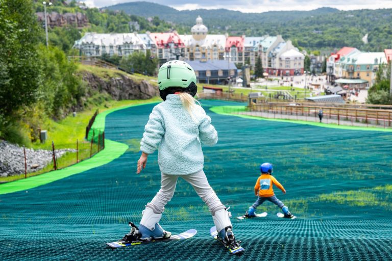 Le ski d’été à Tremblant ajoute au charme du village déjà spectaculaire