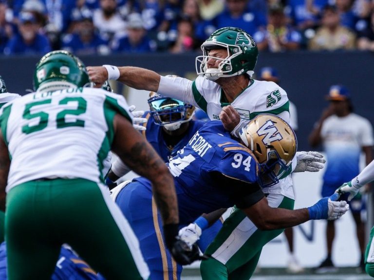 Les Bombers presque parfaits embarrassent leurs rivaux Roughriders lors du Banjo Bowl annuel